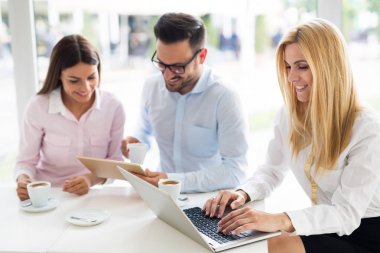 iş arkadaşlarınızla birlikte dizüstü bilgisayarda çalışan