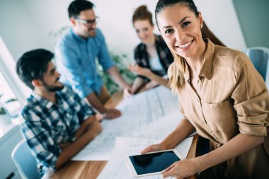 İş ortakları belgeleri tartışıyor