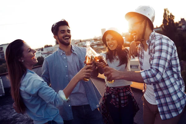 Amigos pasar momentos divertidos juntos — Foto de Stock