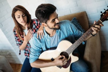  adam kız şarkı söylüyor süre gitar çalmak