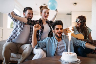 Arkadaşının eğlenceli üzerinde partisi