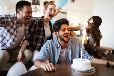 Arkadaşının eğlenceli üzerinde partisi