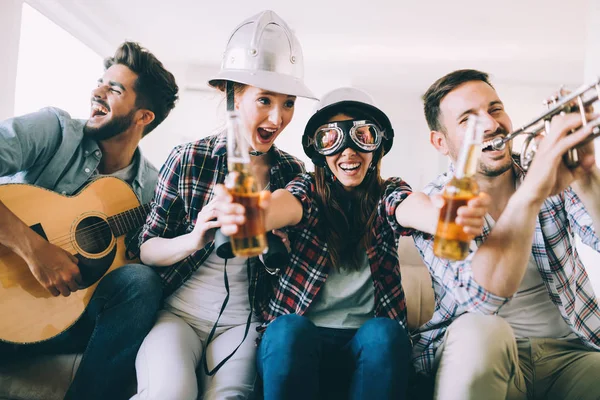 Grupo feliz de amigos se divertindo — Fotografia de Stock