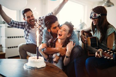 Arkadaşının eğlenceli üzerinde partisi