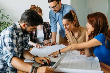  ofiste tartışırken perspektif mimarlar