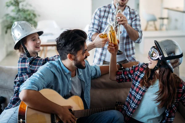 Grupo feliz de amigos se divertindo — Fotografia de Stock