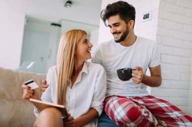  Çiftler evde vakit geçirir.