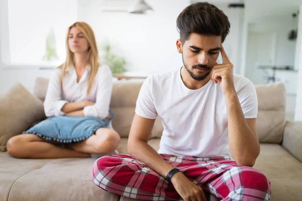 Pareja infeliz teniendo crisis —  Fotos de Stock