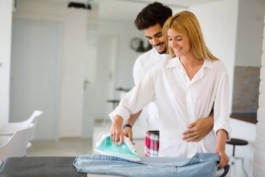 adam onun güzel kız arkadaşı sarılma