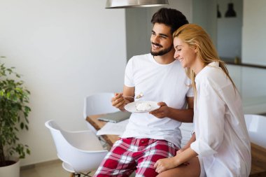 Çift evde vakit geçiriyor.