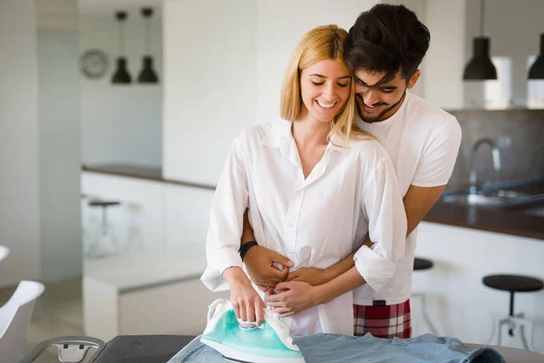 Hombre abrazando a su hermosa novia — Foto de Stock