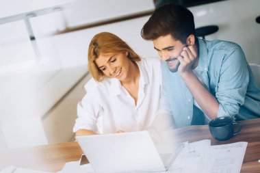 dizüstü bilgisayarda çalışan kadın ve erkek