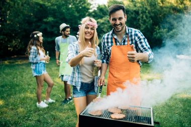 Doğa ve sahip Barbekü arkadaşlar