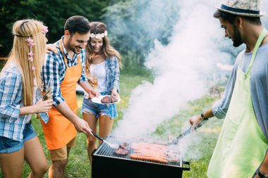 Doğa ve sahip Barbekü arkadaşlar