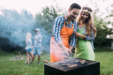 Doğa ve sahip Barbekü arkadaşlar