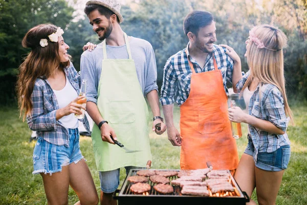 Amigos en la naturaleza y teniendo barbacoa —  Fotos de Stock