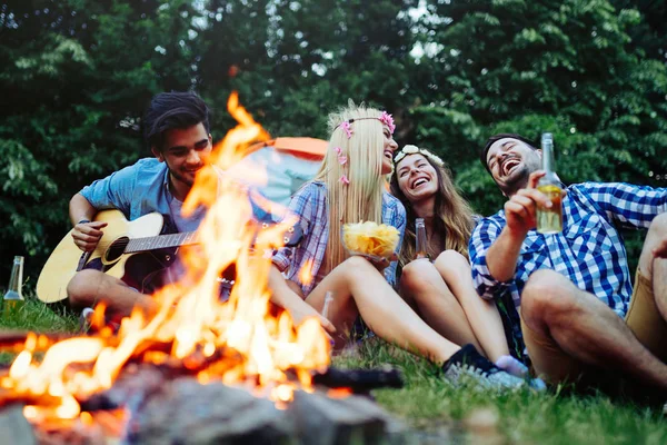 Amigos passar tempo na natureza — Fotografia de Stock