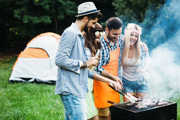 Amigos en la naturaleza y teniendo barbacoa — Foto de Stock