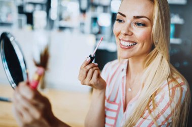 güzel bir kadın makyaj uygulanması