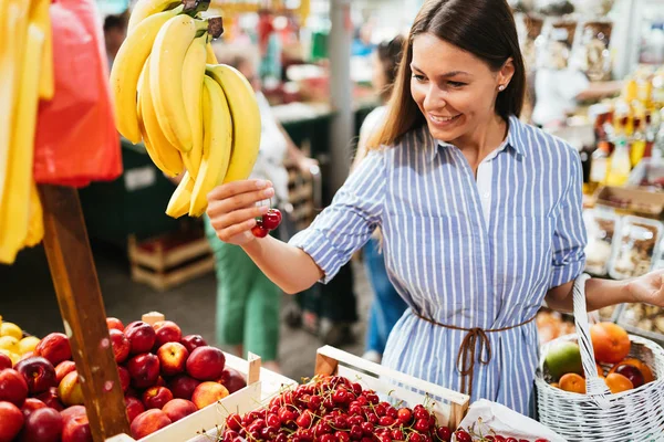 Krásná žena na marketplace — Stock fotografie