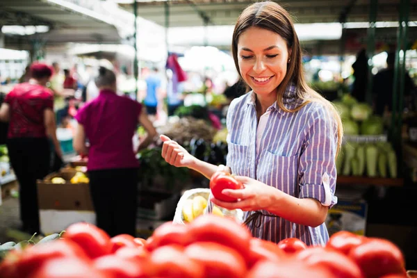 Krásná žena na marketplace — Stock fotografie