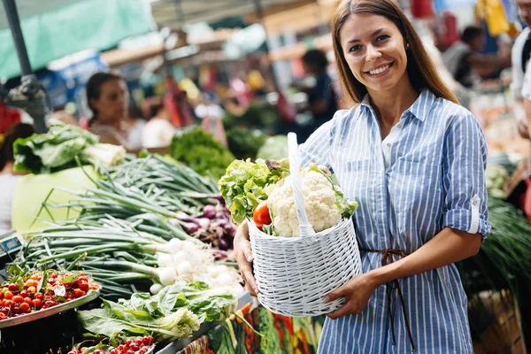 Mulher segurando cesta de compras — Fotografia de Stock