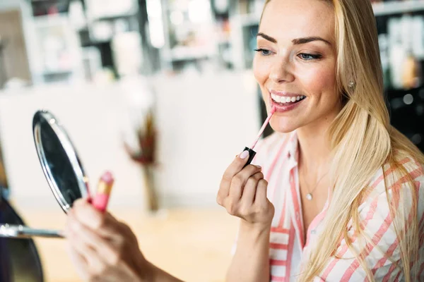 Hermosa mujer aplicando maquillaje — Foto de Stock