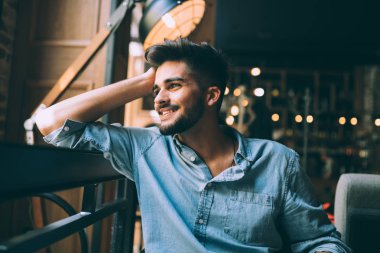  mavi gömlekli yakışıklı delikanlı