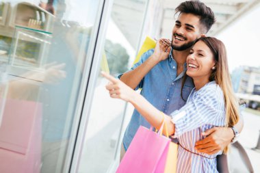  sevgi dolu çift birlikte alışveriş keyfini çıkarın