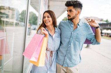  sevgi dolu çift birlikte alışveriş keyfini çıkarın