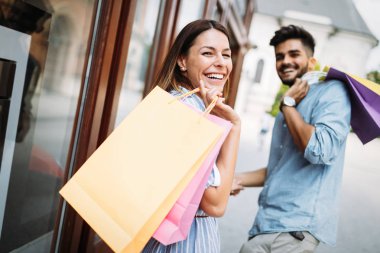  sevgi dolu çift birlikte alışveriş keyfini çıkarın