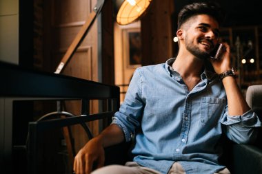 mavi gömlekli yakışıklı delikanlı