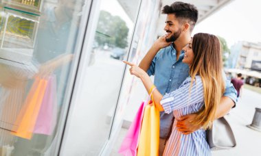  sevgi dolu çift birlikte alışveriş keyfini çıkarın