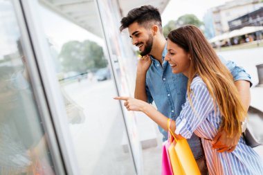  sevgi dolu çift birlikte alışveriş keyfini çıkarın