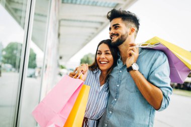  sevgi dolu çift birlikte alışveriş keyfini çıkarın