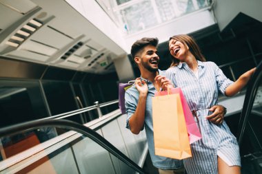  sevgi dolu çift birlikte alışveriş keyfini çıkarın