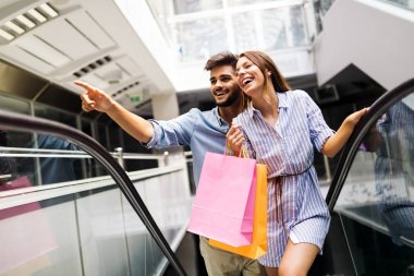  sevgi dolu çift birlikte alışveriş keyfini çıkarın