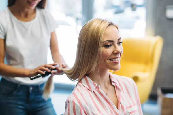 Hermosa joven mujer consiguiendo corte de pelo — Foto de Stock