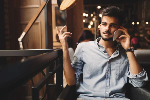  mavi gömlekli yakışıklı delikanlı