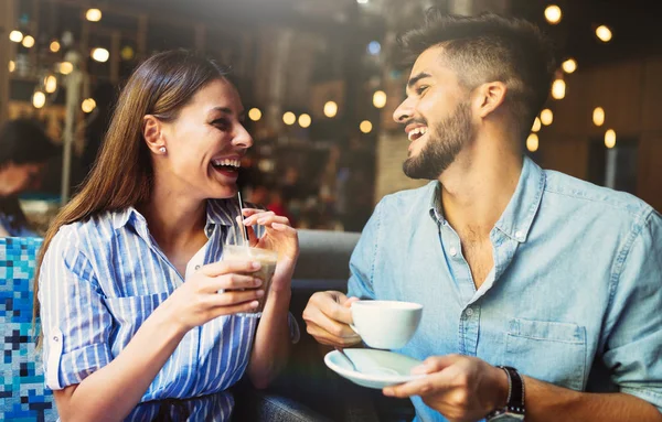 Couple sur la date dans le café — Photo
