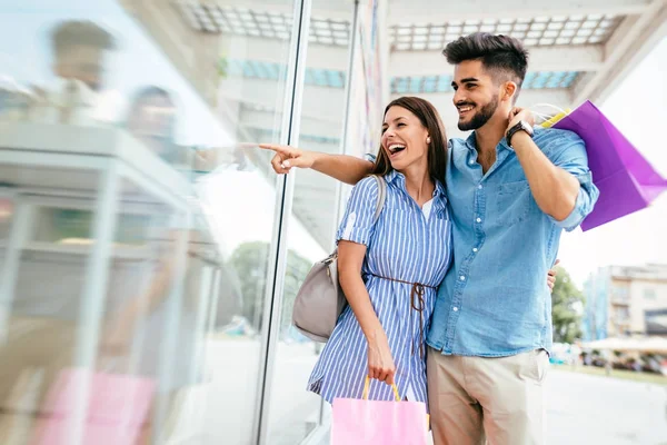 Verliefde paar genieten van samen winkelen — Stockfoto