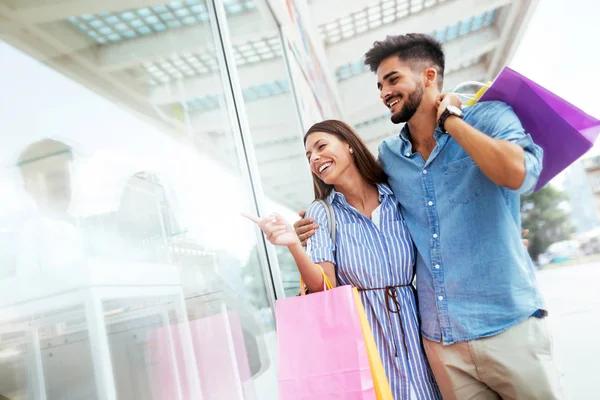 Pareja amorosa disfrutar de compras juntos — Foto de Stock