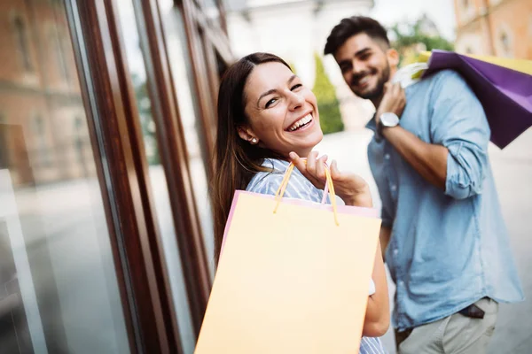 Verliefde paar genieten van samen winkelen — Stockfoto