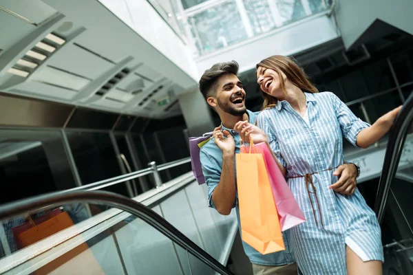 Casal amoroso gosta de fazer compras juntos — Fotografia de Stock