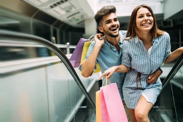  sevgi dolu çift birlikte alışveriş keyfini çıkarın