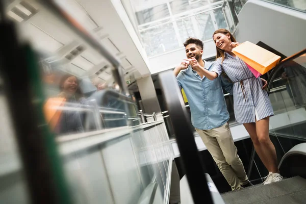 Pareja amorosa disfrutar de compras juntos — Foto de Stock