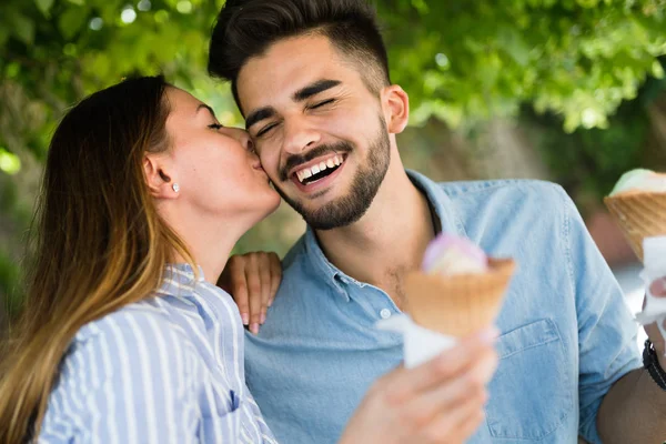 Couple  eating ice cream — Stock Photo, Image