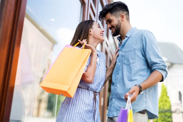 Verliefde paar genieten van samen winkelen — Stockfoto