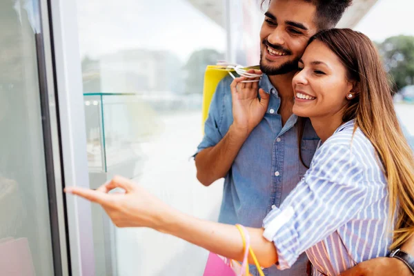 Verliefde paar genieten van samen winkelen — Stockfoto