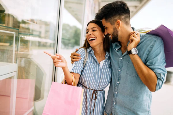Verliefde paar genieten van samen winkelen — Stockfoto